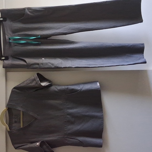 Figs Technical Collection Gray Flores Peplum Scrub Top & Cargo Pants M - Picture 1 of 8